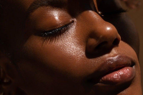 Pourquoi ton visage est plus foncé que ton corps ?